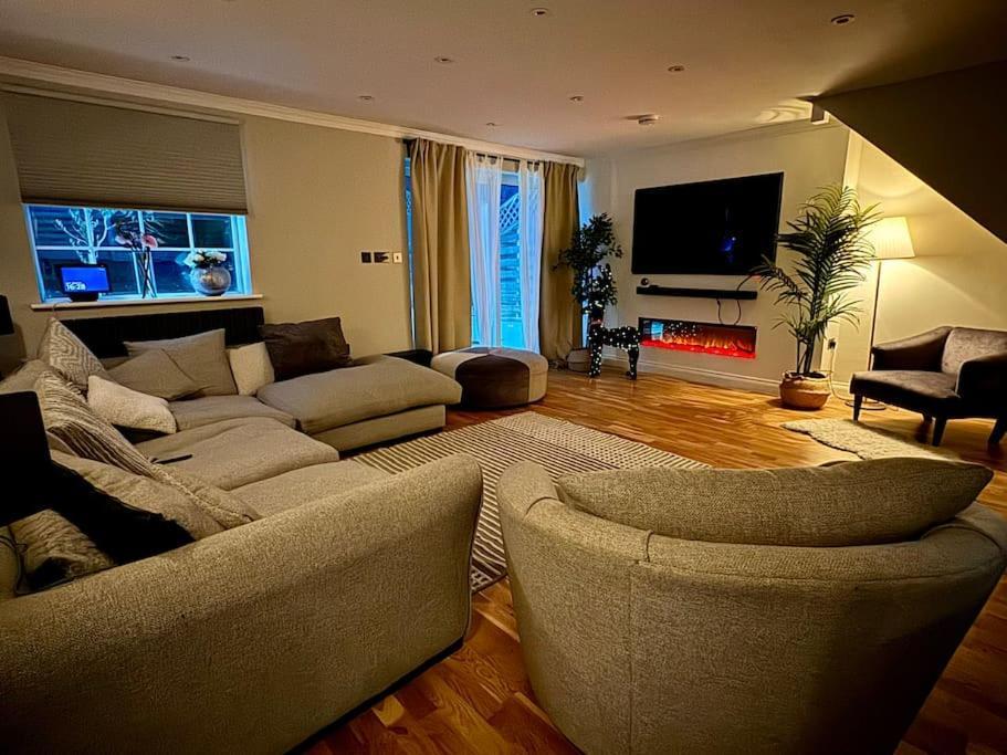 Entire House With A Large Lounge Villa Leverstock Green Exterior photo